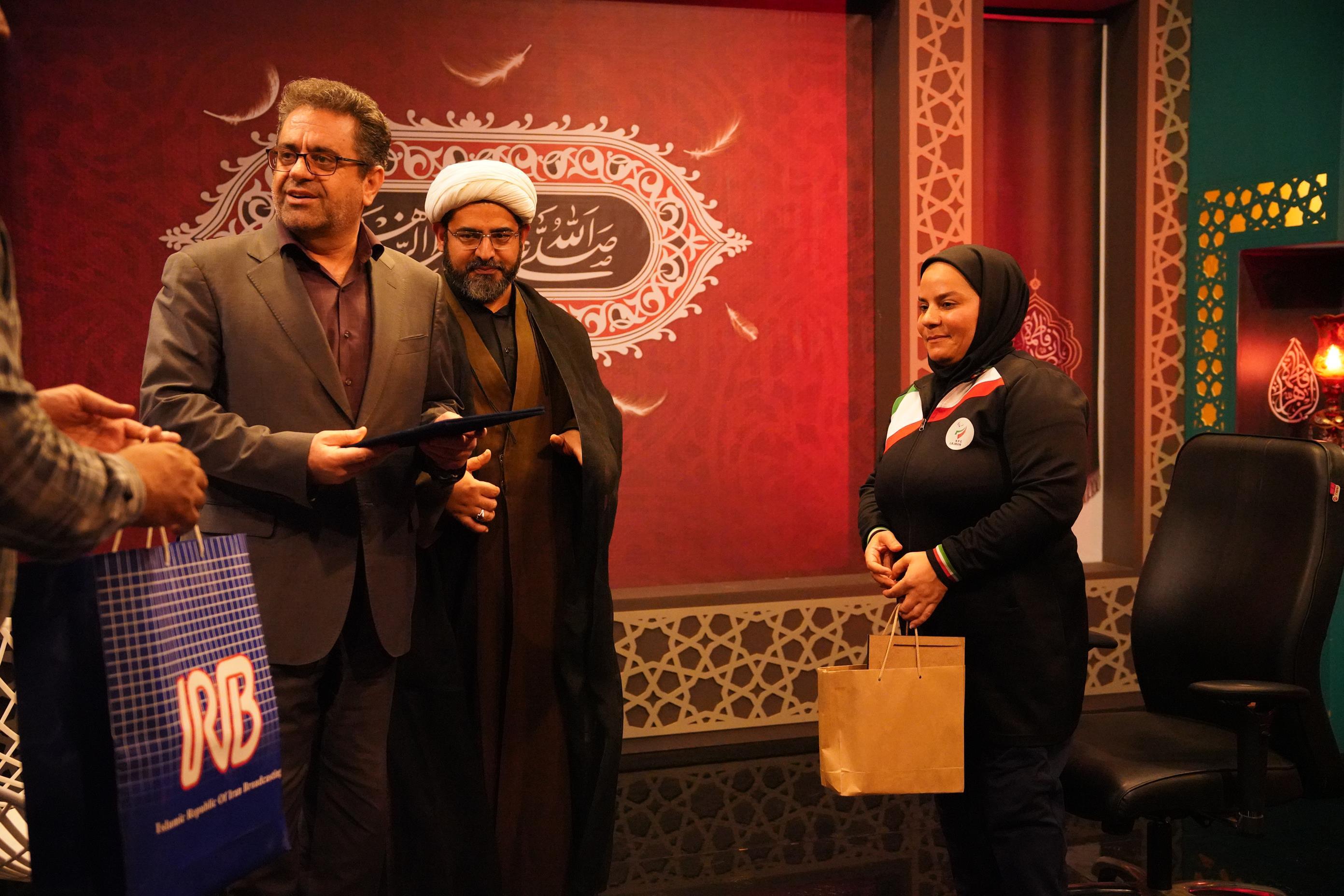 مراسم تقدیر از بانوی پرافتخار خوزستانی برگزار شد مراسم تقدیر از بانوی پرافتخار خوزستانی برگزار شد