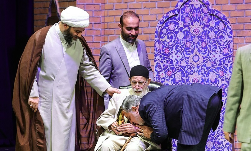 اهدای درخت زرین «هوای نو» به «سازگار»/ برگزیدگان هوای نو تجلیل شدند اهدای درخت زرین «هوای نو» به «سازگار»/ برگزیدگان هوای نو تجلیل شدند