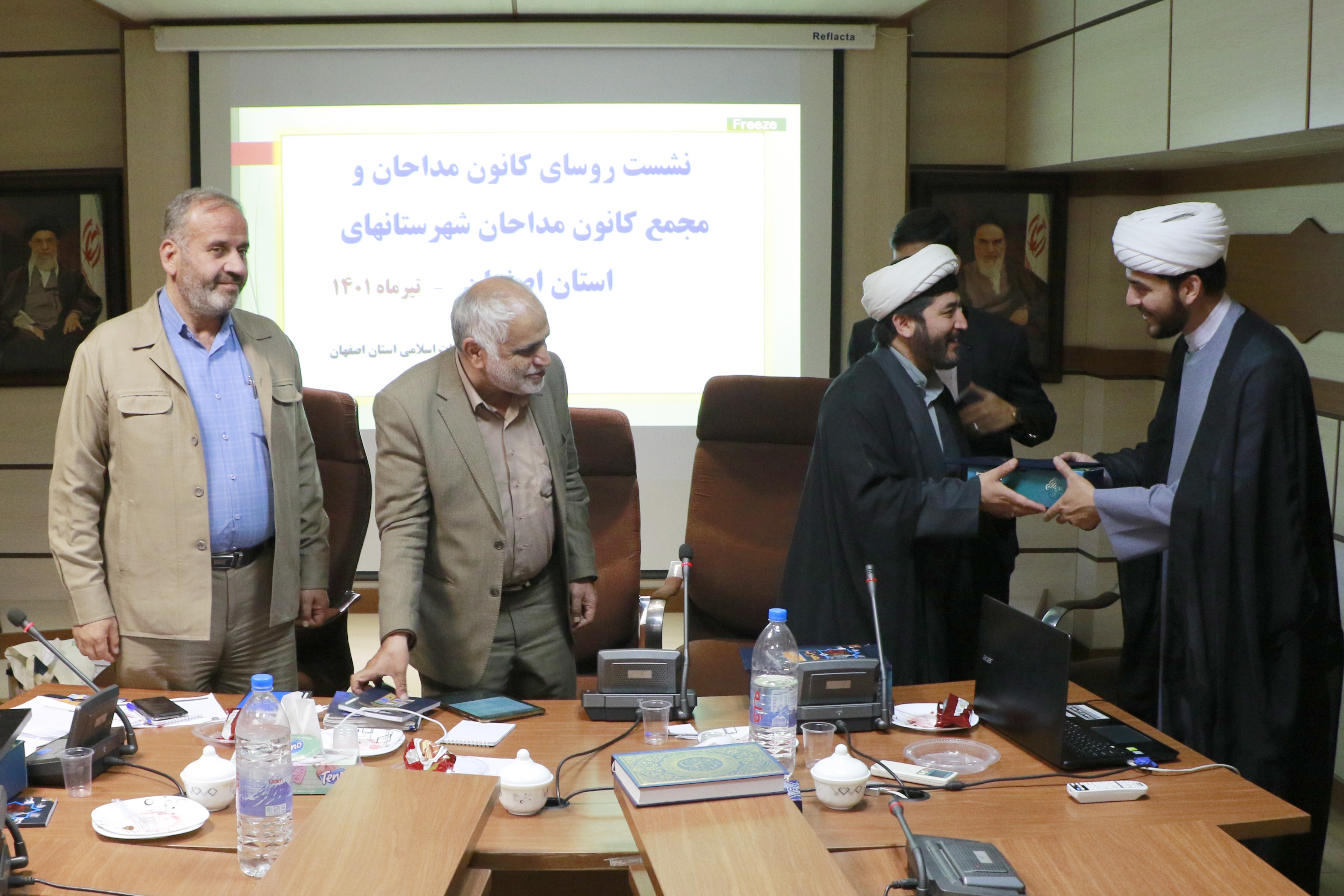 تجلیل از برگزیدگان مهرواره هوای نو در استان اصفهان تجلیل از برگزیدگان مهرواره هوای نو در استان اصفهان