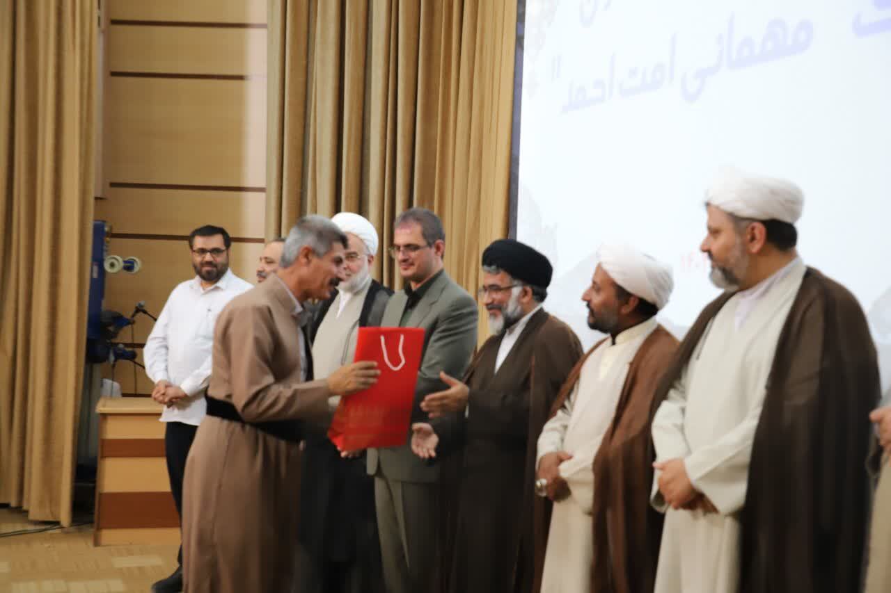 عوامل و دست اندرکاران جشن بزرگ «مهمانی امت احمد» در سنندج تجلیل شدند عوامل و دست اندرکاران جشن بزرگ «مهمانی امت احمد» در سنندج تجلیل شدند