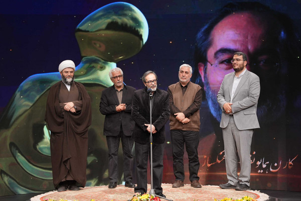 کارن همایونفر به عنوان چهره هنر انقلاب در سال ۱۴۰۳ معرفی شد