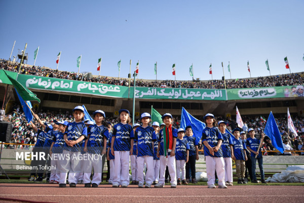 Interpretación masiva del himno “Salam Farmandeh” en el Estadio Azadi de Teherán