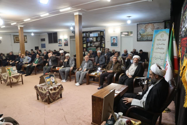 دیدار جامعه مداحان‌ و شعرای آئینی همدان با نماینده ولی فقیه در استان همدان