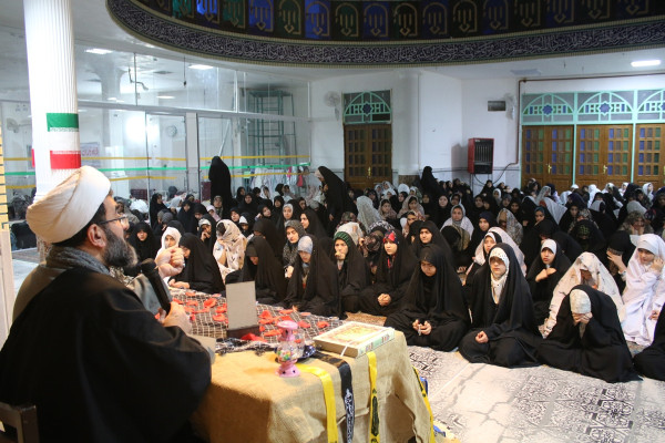 اعتکاف دخترانه همراه با عطر شهدا