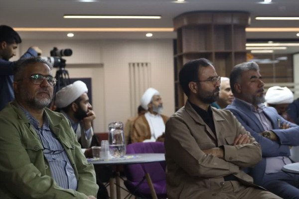 نشست صمیمی و راهبردی فعالان فرهنگی و هنرمندان استان مرکزی با حضور حجت‌الاسلام قمی