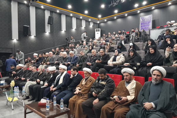 دیدار صمیمی مداحان، شعرای آیینی و هنرمندان انقلابی آذربایجان غربی با حجت‌الاسلام قمی