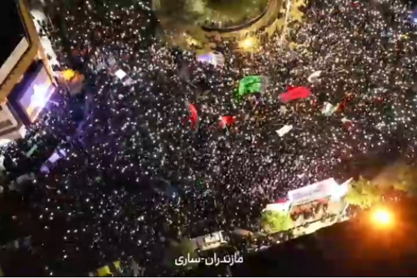 خروش مداوم و حماسی مردم ساری در خیابان های شهر در محکومیت آمریکا و اسرائیل و وفاداری به راه شهدا